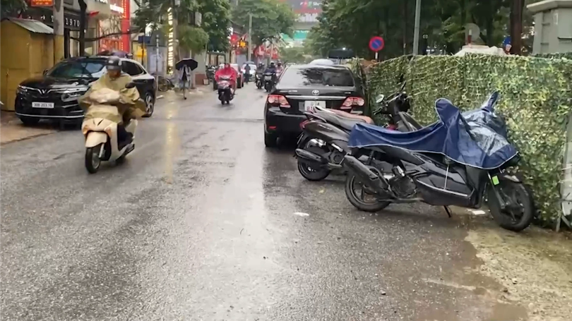 Lấn chiếm lòng đường, vỉa hè trên phố Thái Hà