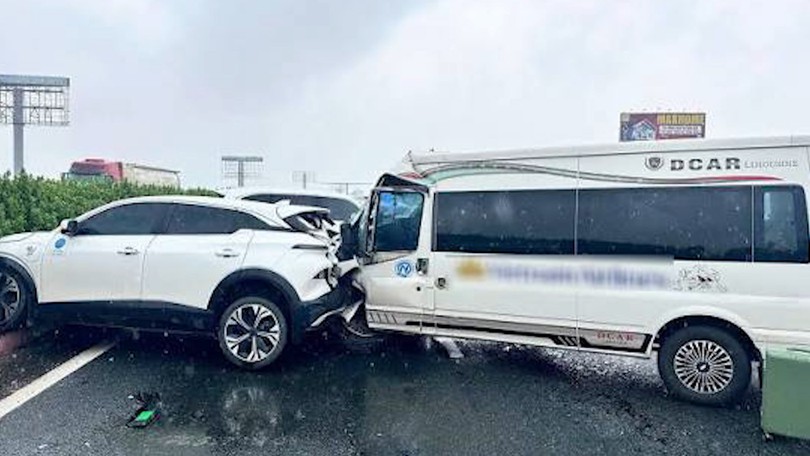 Ô tô dừng đột ngột trên cao tốc, gây tai nạn liên hoàn