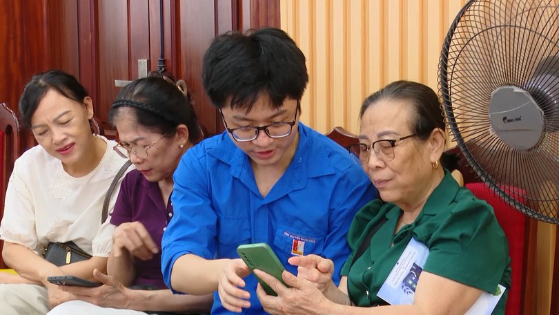 Thanh niên đồng hành, hỗ trợ người cao tuổi chuyển đổi số