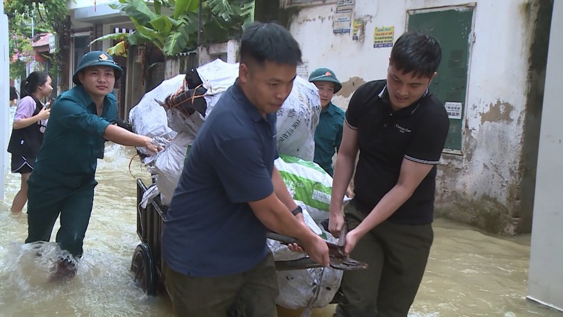 Xã Vân Đình kịp thời hỗ trợ người dân di dời tài sản