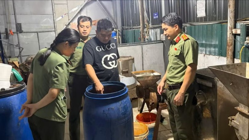 Phát hiện gần 4.000 lít tương ớt không rõ nguồn gốc