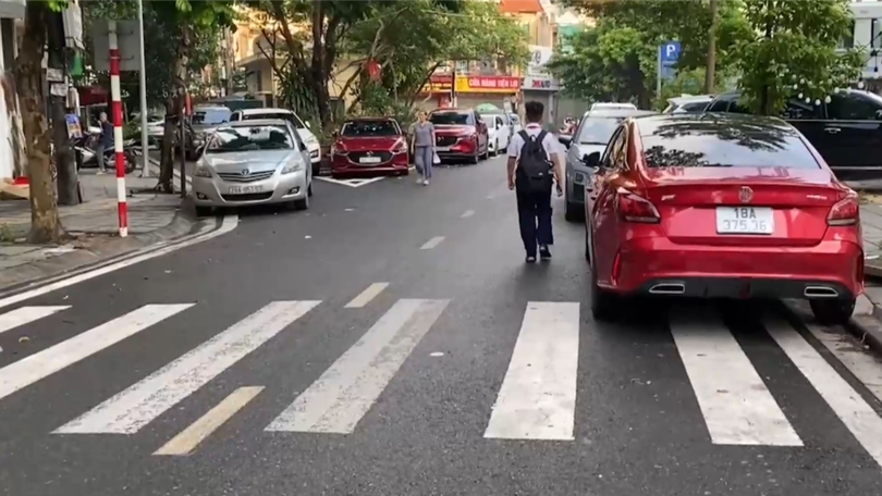 Bãi đỗ xe đẩy học sinh đi bộ xuống lòng đường