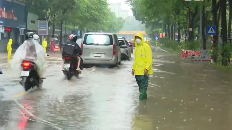 Dầm mưa khắc phục ngập, phân luồng giao thông