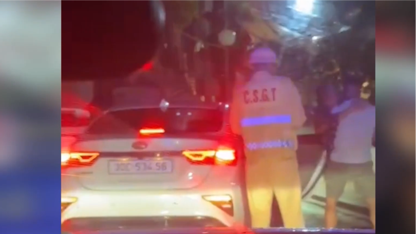 Cảnh sát giao thông chủ động giúp dân trên mọi tuyến đường