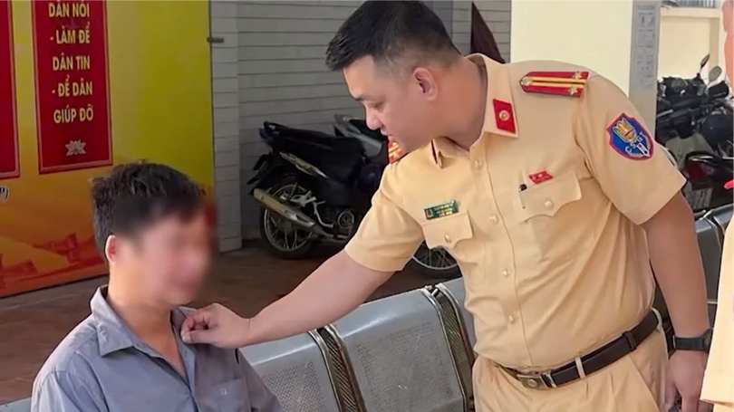 CSGT Hà Nội hỗ trợ người lao động bị thương về quê