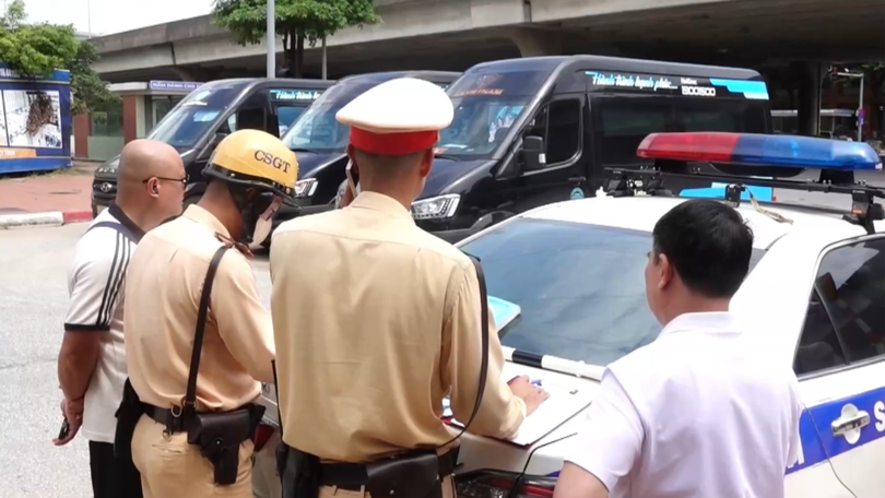 CSGT bí mật ghi hình, xử lý xe limousine vi phạm