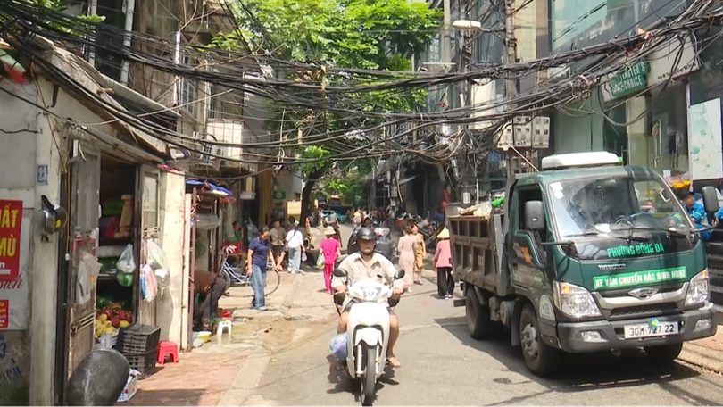 'Mạng nhện' cáp viễn thông gây mất an toàn, mỹ quan đô thị