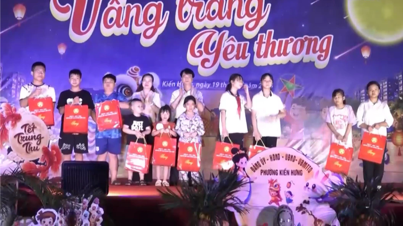 Lung linh sắc màu đêm hội trăng rằm