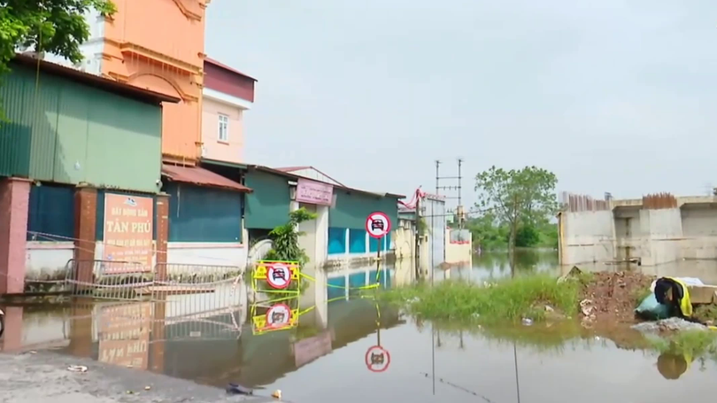 Nỗi lo cầu cũ chìm sâu, cầu mới chậm tiến độ