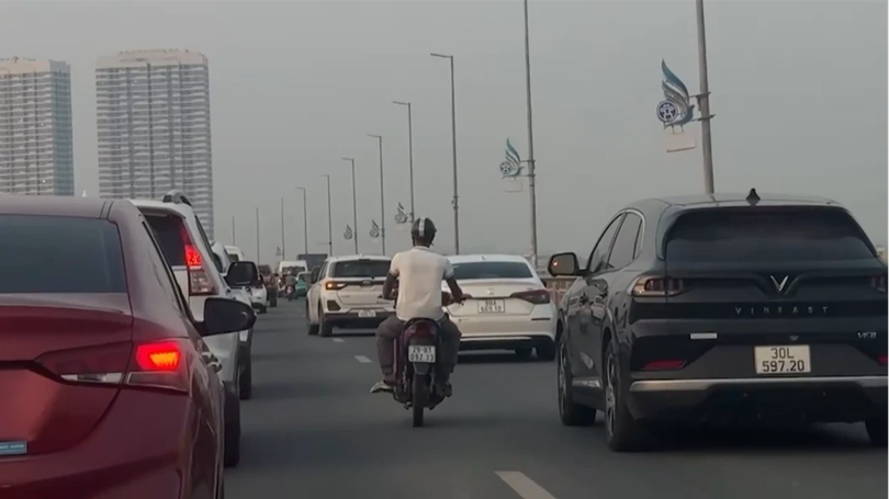 Nhiều xe máy đi vào làn ô tô trên cầu Nhật Tân
