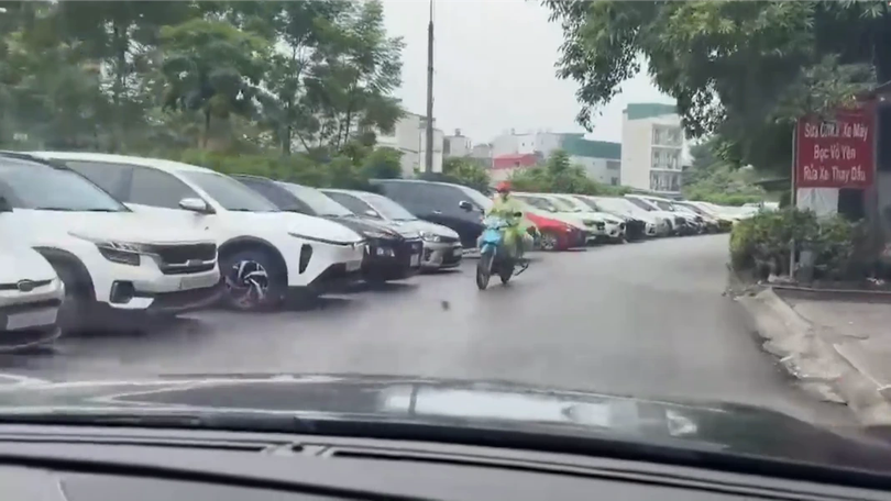 Nguy cơ mất ATGT từ những bãi xe không phép