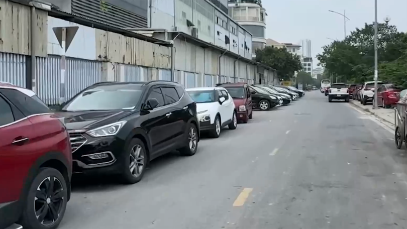 Đỗ xe tràn lan tại ngõ 1A phố Nguyễn Cơ Thạch