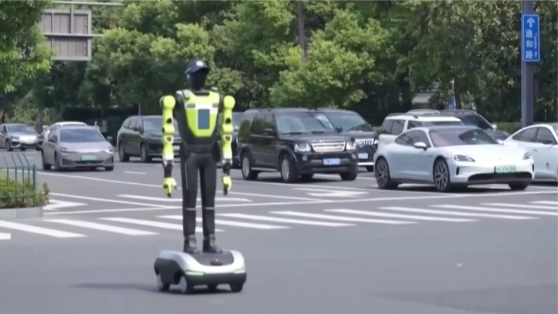 Trung Quốc: Robot cảnh sát giao thông trở lại đường phố