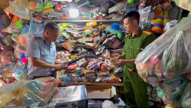 Thu giữ hàng trăm sản phẩm đồ chơi bạo lực