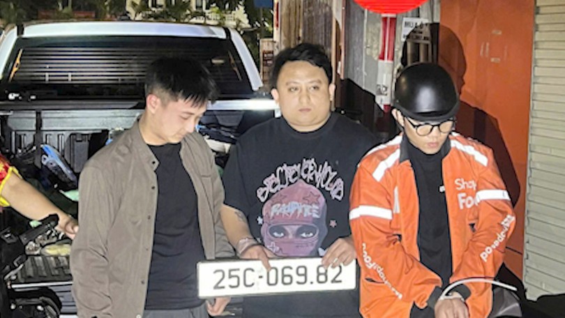 Bắt ba đối tượng đi xe biển giả chở khí cười