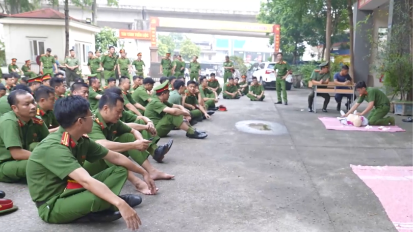 Hà Nội tập huấn bơi cứu nạn cứu hộ cho 430 chiến sĩ