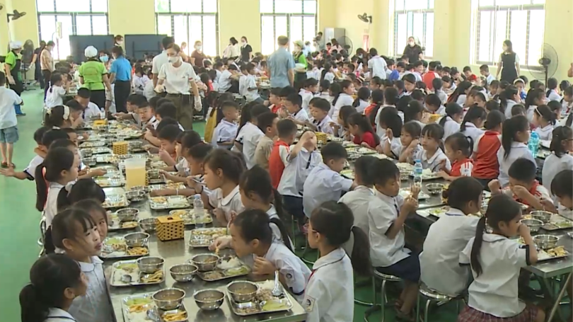 Xã Tam Hưng kiểm soát bữa ăn bán trú từ bếp ăn đến khay cơm