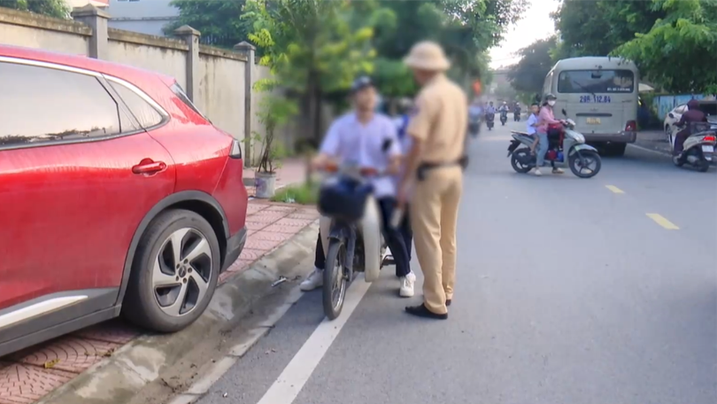 Phối hợp xử lý học sinh vi phạm từ cổng trường