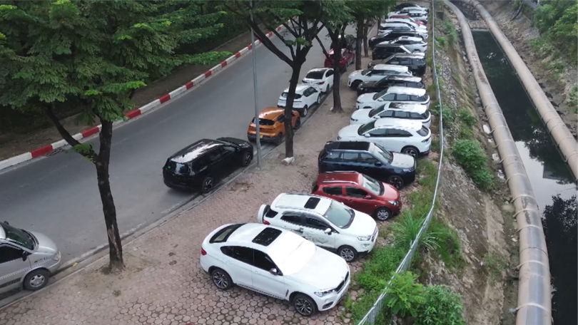Ô tô dàn hàng lấn chiếm nút giao Bưởi - Hoàng Quốc Việt