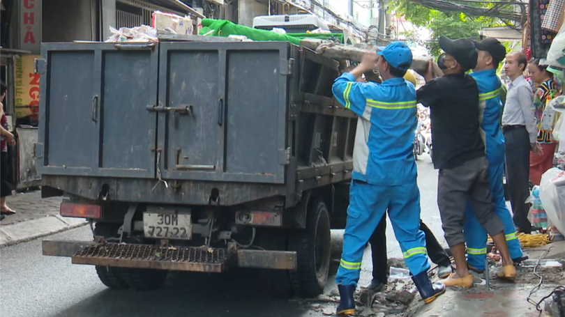 Phường Đống Đa: Tháo dỡ bục bệ, cầu dẫn lấn chiếm vỉa hè