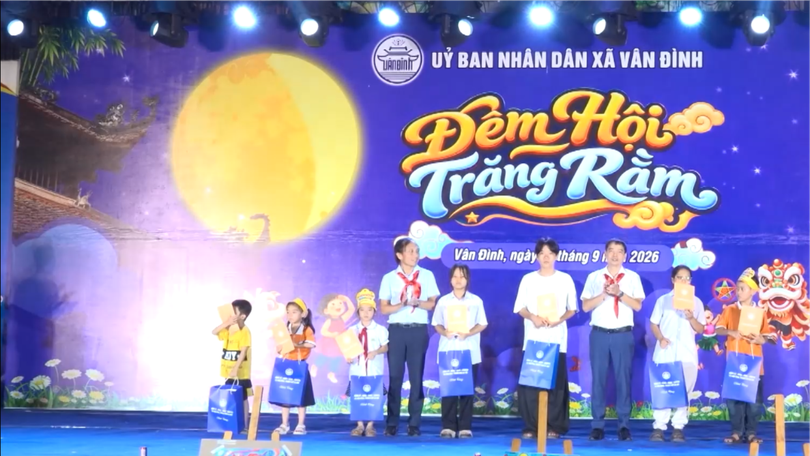 Xã Vân Đình trao học bổng, xe đạp cho trẻ em khó khăn