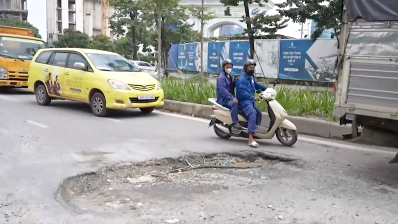 Mặt đường hư hỏng tiềm ẩn nguy cơ tai nạn giao thông