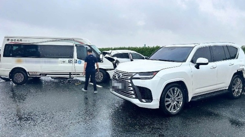 Tạm giữ lái xe Lexus dừng trên cao tốc gây tai nạn