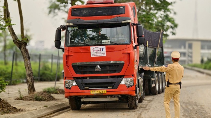 Tăng cường tuần tra, kiểm soát xe chở vật liệu xây dựng