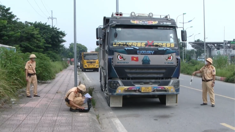 Phát hiện nhiều xe quá tải trên tuyến đường tỉnh 427