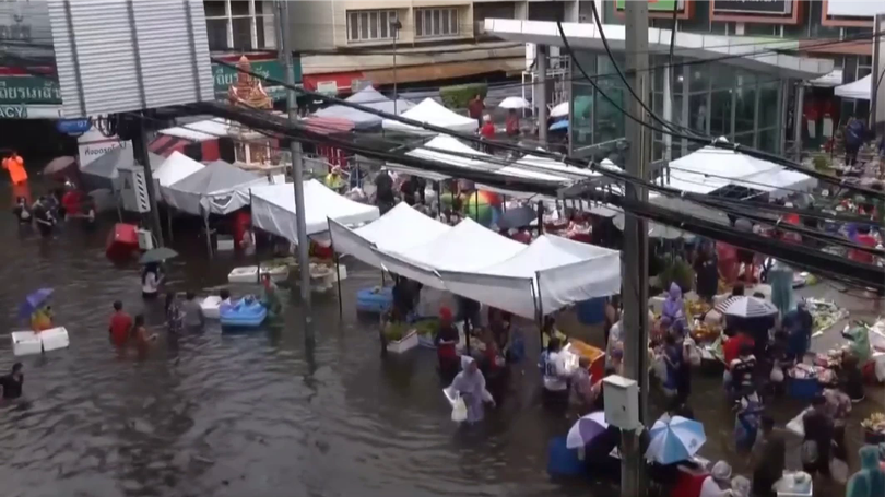 Bangkok ngập sâu sau mưa lớn