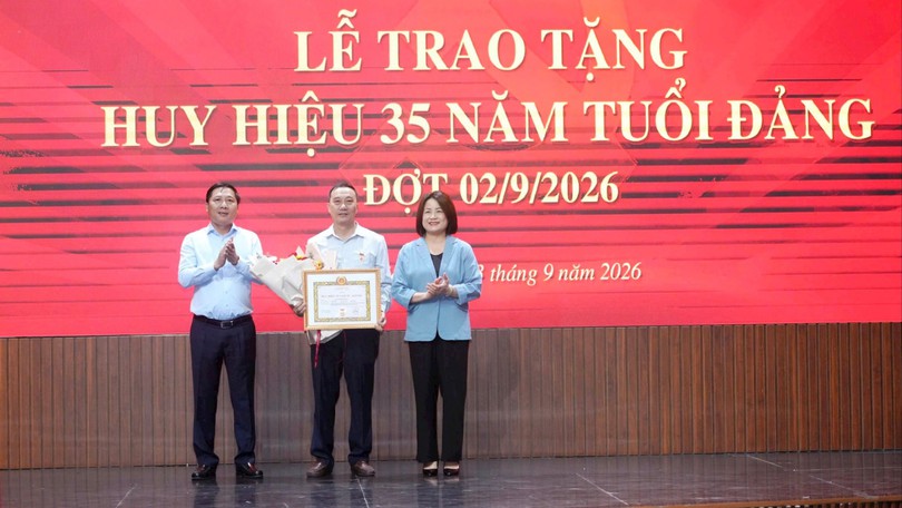 Trao Huy hiệu Đảng đợt 2/9 tặng đảng viên