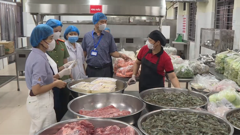 Bữa ăn học đường - Không thể chỉ trông vào cam kết