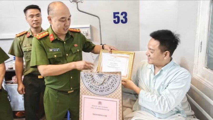 Thăm, động viên cán bộ bị thương khi làm nhiệm vụ