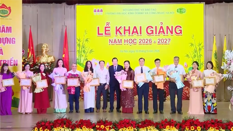 Hơn 2,3 tỷ đồng học bổng tài trợ sinh viên HUBT