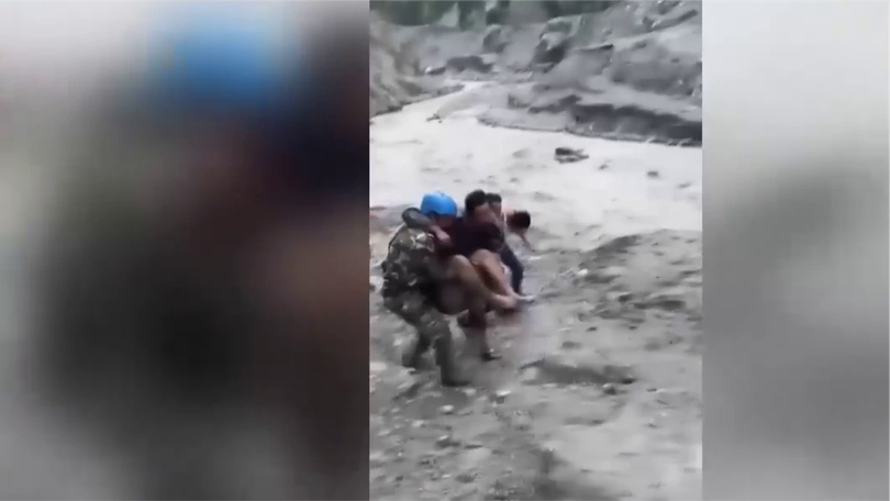 Nepal tìm thấy người sống sót sau 10 ngày mất tích