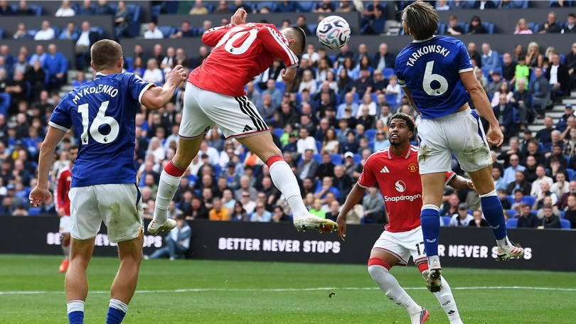 Manchester United mất điểm những giây cuối trước Everton