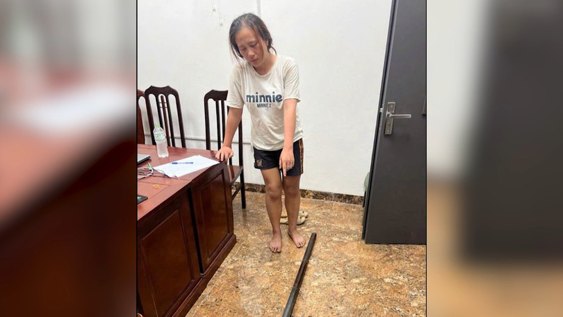 Khởi tố người phụ nữ cầm hung khí gây rối quán nước