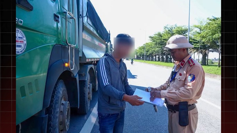 Lập biên bản tài xế và chủ xe sử dụng phương tiện bị tước kiểm định