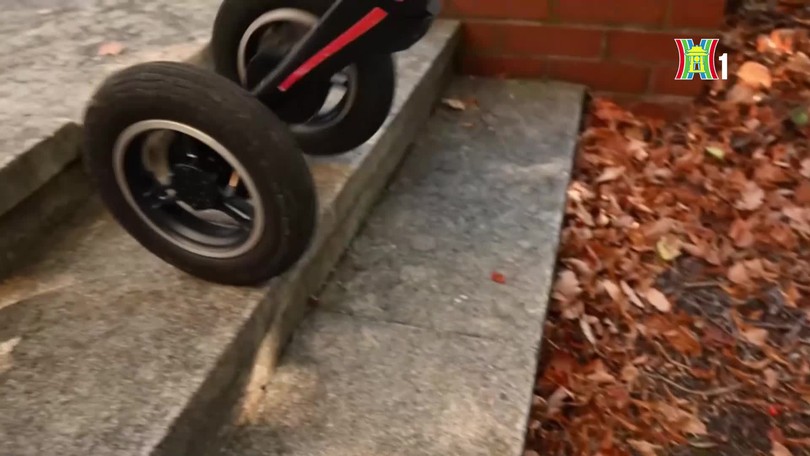 Anh thử nghiệm giao hàng bằng robot hai chân