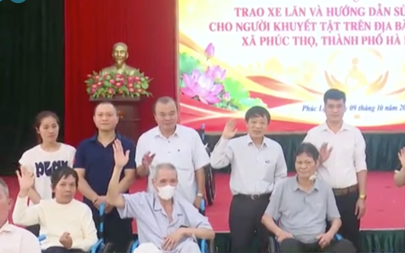 Trao tặng phương tiện hỗ trợ người khuyết tật