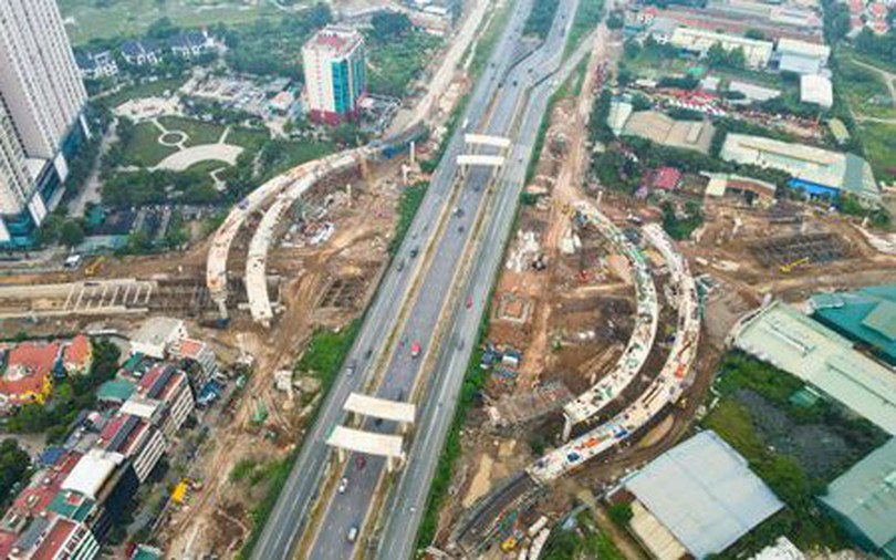 Nút giao đang thi công, ùn tắc thêm áp lực