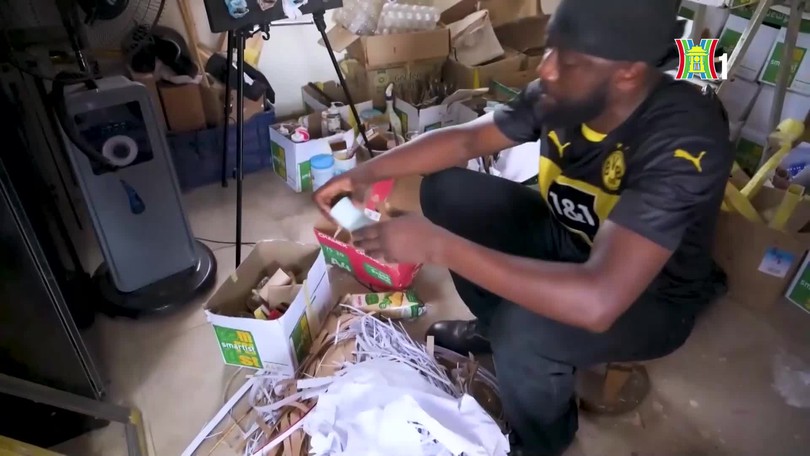 Nghệ nhân Nigeria biến rác thải thành tác phẩm chân dung nghệ thuật
