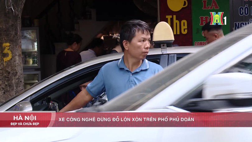 Xe công nghệ dừng đỗ lộn xộn trên phố Phủ Doãn