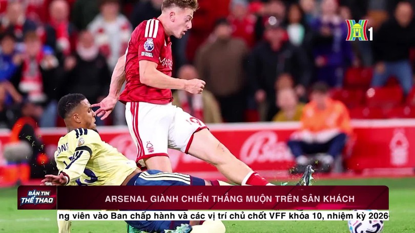 Arsenal thắng muộn trên sân khách