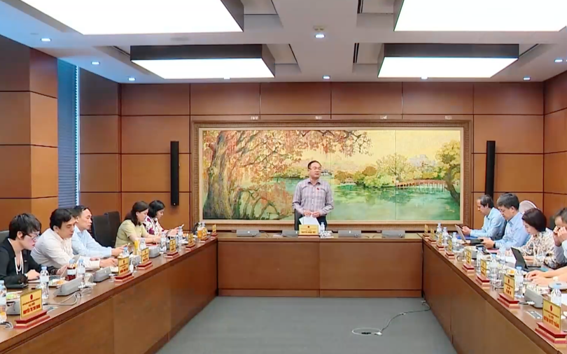 Cần treo biển "Không bán thuốc lá cho người chưa đủ 18 tuổi"