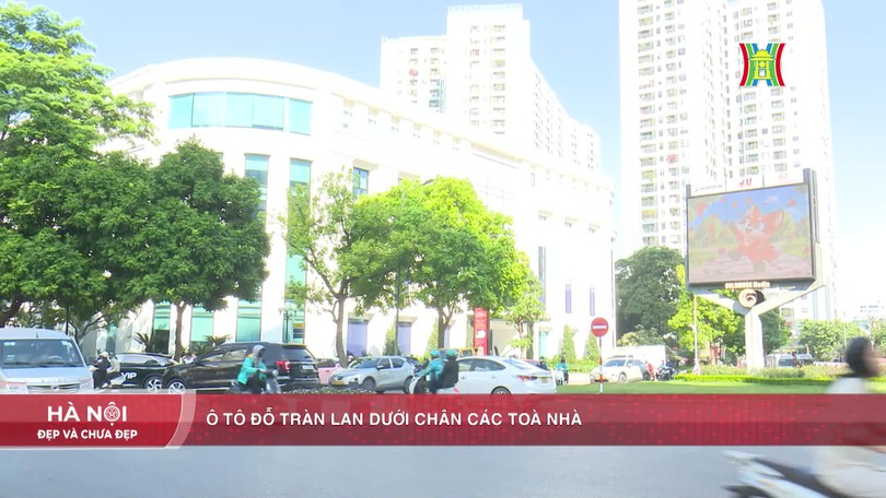 Ô tô đỗ tràn lan dưới chân các toà nhà