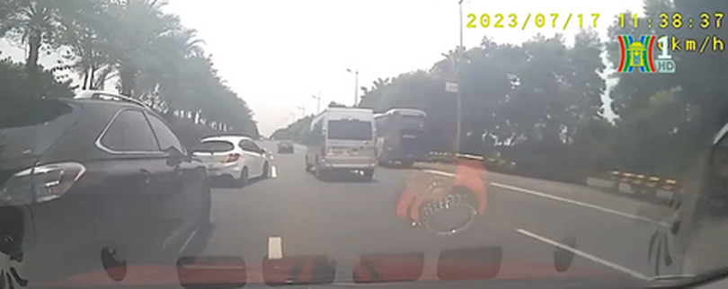 Ô tô dừng giữa cao tốc suýt gây tai nạn