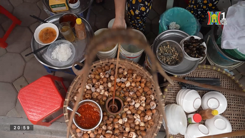 Gánh bún ốc nguội vỉa hè