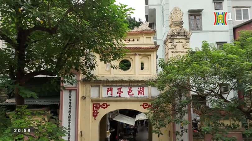 Dưới cổng làng Hồ Khẩu