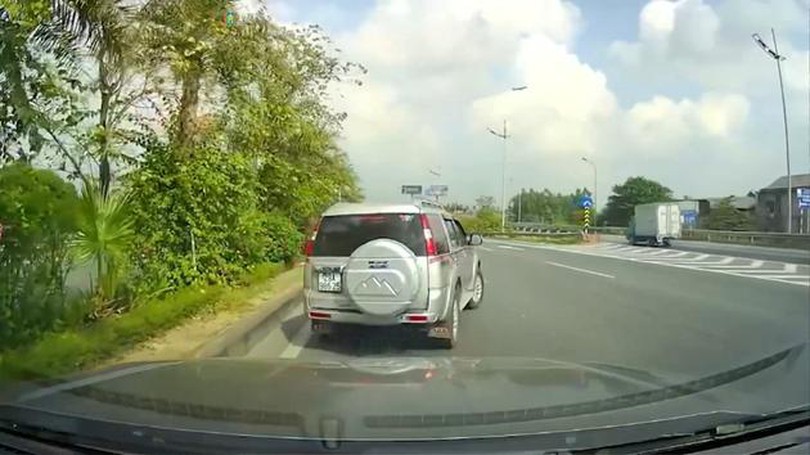 Ô tô phanh gấp, đè vạch để ra khỏi cao tốc